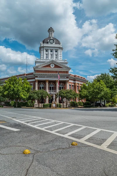 ジョージア州マディソン2016年9月17日ジョージア州マディソンの町の広場にあるモーガン郡庁舎は 夏の終わりの晴れた日に通りの向こうからの眺め — ストック写真