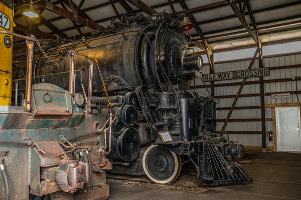Eine Dampflokomotive Und Andere Züge Warten Einem Wartungsgebäude Auf Reparaturen — Stockfoto