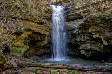 Sonbahar zamanı Tennessee 'de Scott Körfezi' ndeki vahşi doğa parkının aşağısındaki bir mağaraya düşen bir havuza akan yağmur sonrası kayalıklardan akan hızlı şelalenin yakın görüntüsü.