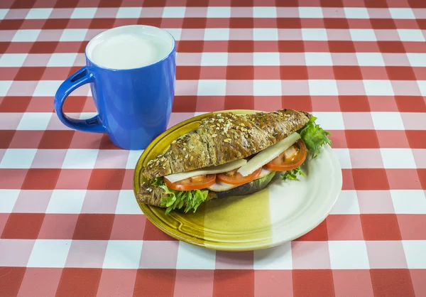 Krasslig croissant smörgås — Stockfoto