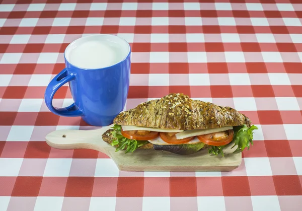 Zwielichtiges Croissant-Sandwich — Stockfoto