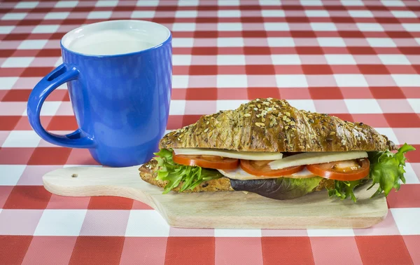 Louche croissant sandwich — Stockfoto