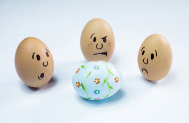 Yumurta yüzleri ve bir Paskalya yortusu yumurta