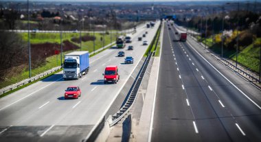 Otoyol ulaşımı, arabalar ve kamyonlar