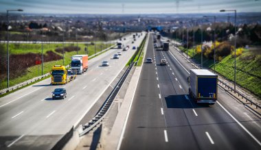Otoyol ulaşımı, arabalar ve kamyonlar
