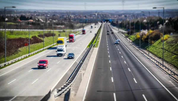 Transporte rodoviário com carros e caminhões — Fotografia de Stock