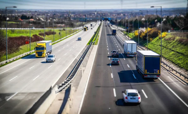 Transporte rodoviário com carros e caminhões — Fotografia de Stock