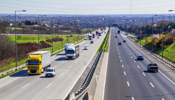 Transporte rodoviário com carros e caminhões — Fotografia de Stock