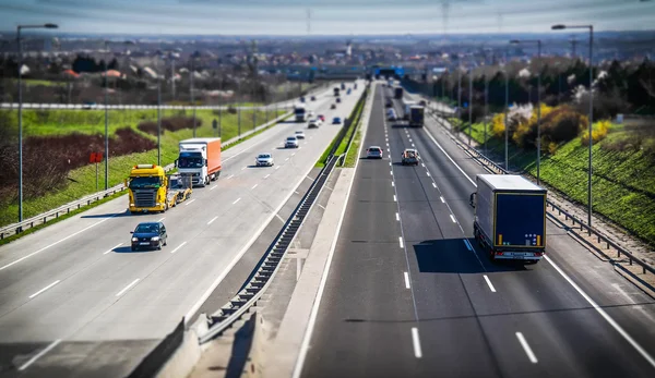 Transporte rodoviário com carros e caminhões — Fotografia de Stock