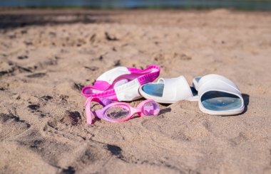 Yüzme ekipman kum üzerinde