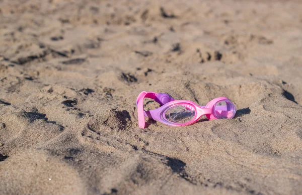 Очки для купания на песке — стоковое фото