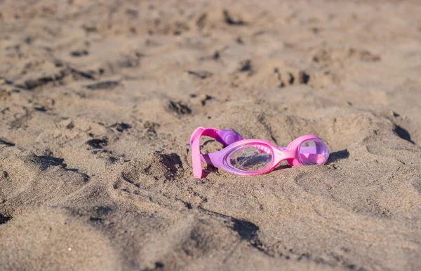 Óculos de natação na areia — Fotografia de Stock