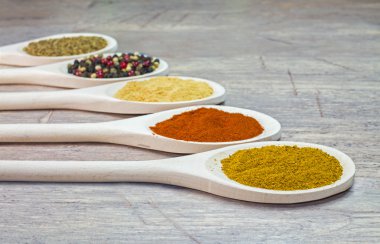 tahta kaşık üzerine baharat