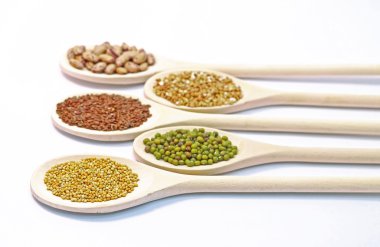 tahta kaşıkla tohumlar