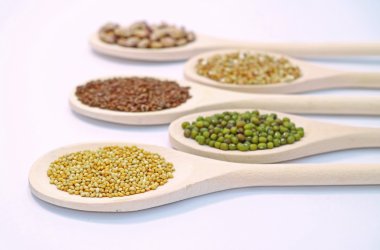 tahta kaşıkla tohumlar