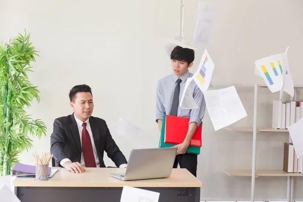 Gerente Asiático Enojado Sus Empleados Incapaces Trabajar Como Esperaba Tirando — Foto de Stock