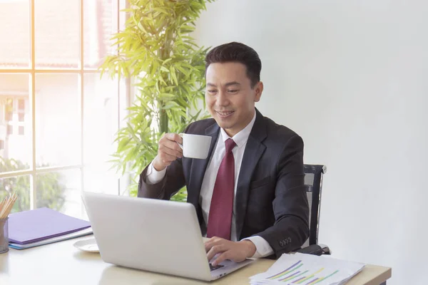 Gerente Homem Asiático Tomando Café Sua Mesa Uma Forma Radiante — Fotografia de Stock