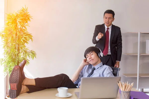 Trabajador Asiático Escucha Música Con Los Pies Escritorio Oficina Supervisor — Foto de Stock