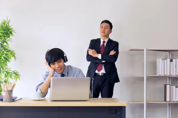 Trabajador Asiático Escucha Música Con Los Pies Escritorio Oficina Supervisor — Foto de Stock