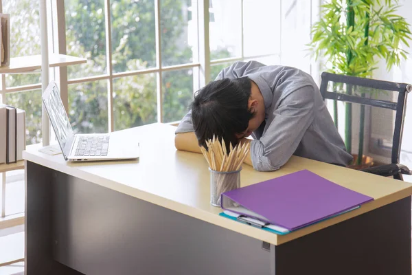 Ένας Ασιάτης Υπάλληλος Κοιμάται Ένα Γραφείο Στο Γραφείο — Φωτογραφία Αρχείου