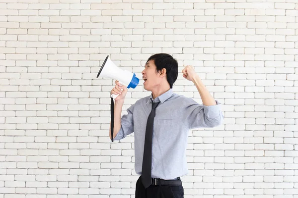 Homem Asiático Está Segurando Megafone Azul Branco Atrás Uma Parede — Fotografia de Stock