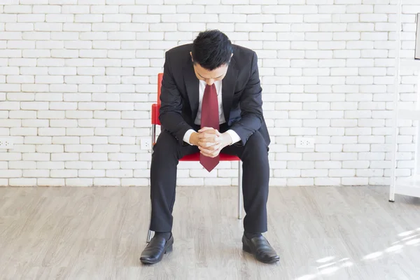Asijský Muž Obleku Sedí Drží Ruce Uklidní Tvou Mysl Židli — Stock fotografie
