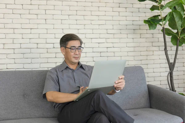 Homem Asiático Meia Idade Segurando Caderno Mão Está Sentado Sofá — Fotografia de Stock