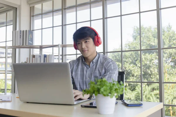 Молодой Азиатский Бизнесмен Слушает Музыку Столе Стеклянном Балконе — стоковое фото