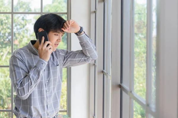 Jovem Empresário Asiático Está Varanda Uma Janela Falando Telefone — Fotografia de Stock