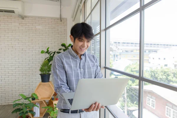 Jovem Empresário Asiático Com Laptop Lado Uma Janela Vidro Expressando — Fotografia de Stock