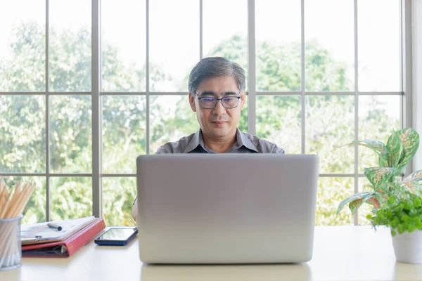 Homem Asiático Idoso Está Aprendendo Negociar Line Com Laptop Sua — Fotografia de Stock