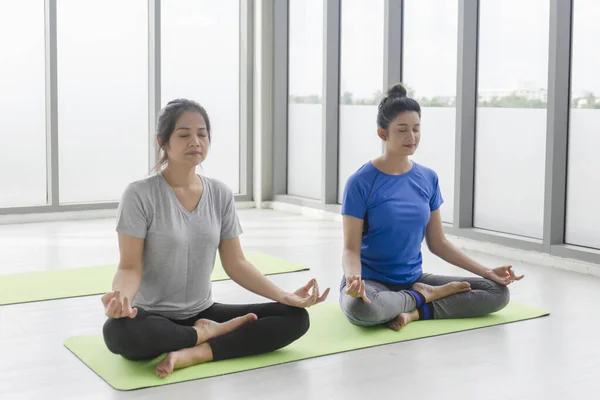 Due Donne Asiatiche Mezza Età Che Fanno Yoga Seduti Tappeto — Foto Stock