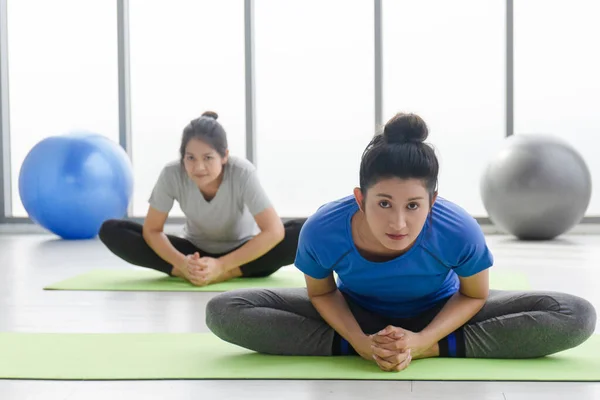 Due Donne Asiatiche Mezza Età Che Fanno Yoga Seduti Tappeto — Foto Stock