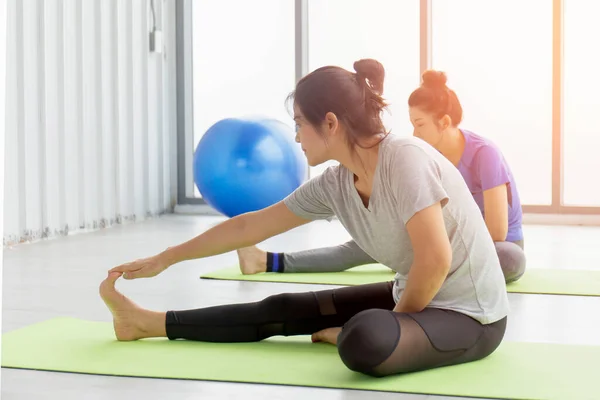 Due Donne Asiatiche Mezza Età Che Fanno Yoga Seduti Tappeto — Foto Stock