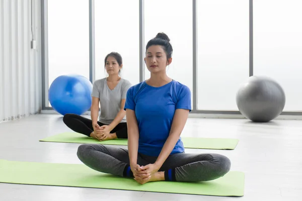 Due Donne Asiatiche Mezza Età Che Fanno Yoga Seduti Tappeto — Foto Stock