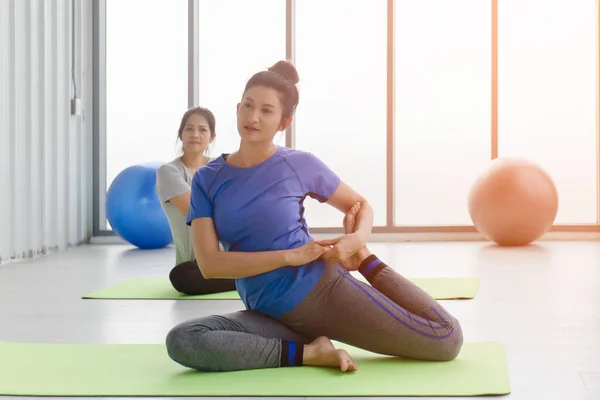 Due Donne Asiatiche Mezza Età Che Fanno Yoga Seduti Tappeto — Foto Stock