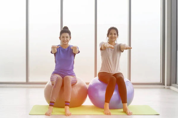 Due Donne Asiatiche Mezza Età Che Fanno Yoga Seduti Una — Foto Stock