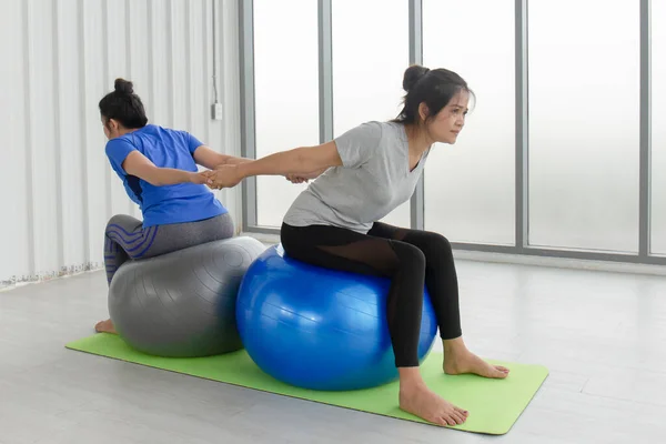 Due Donne Asiatiche Mezza Età Che Fanno Yoga Seduti Una — Foto Stock