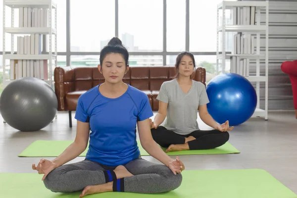 Due Donne Asiatiche Mezza Età Stanno Facendo Yoga Tappeto Gomma — Foto Stock