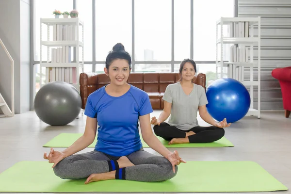 Due Donne Asiatiche Mezza Età Stanno Facendo Yoga Tappeto Gomma — Foto Stock