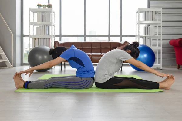 Donne Che Fanno Yoga Tappeto Gomma All Interno Della Sua — Foto Stock