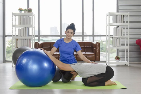 Donne Asiatiche Mezza Età Che Fanno Yoga Tappeto Gomma Nella — Foto Stock