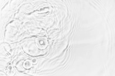 Havuzda su dalgaları var. Soyut arkaplan. Siyah beyaz konsept.