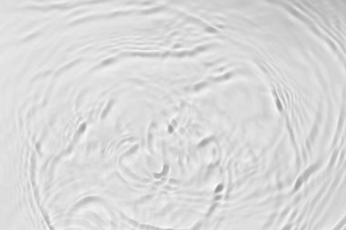 Gündüz vakti güçlü güneş ışığında yüzme havuzunda su dalgaları. Soyut arkaplan siyah beyaz konsept.