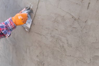 Alçılı duvar alçılandı ve alçının eli bulanıklaştı..