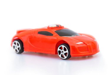 beyaz arkaplanda izole edilmiş oyuncak araba.