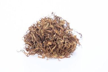 Tütün beyaz arkaplanda izole edilmiş.