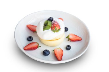 Japon usulü krep üzerine karışık meyve, çilek, kivi ve yaban mersinli beyaz arka planda izole edilmiş bir pastanın tepesi..