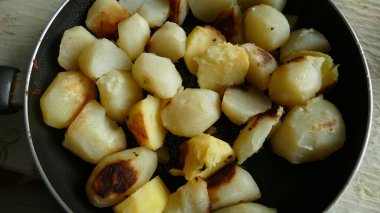 Kızarmış patates kızartma tavasında