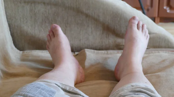 Ноги Лежащего Диване Мужчины — стоковое фото